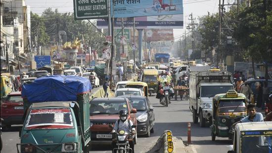 Traffic jam on Ghantaghar Road in Ghaziabad on Thursday. (Sakib Ali/HT Photo)