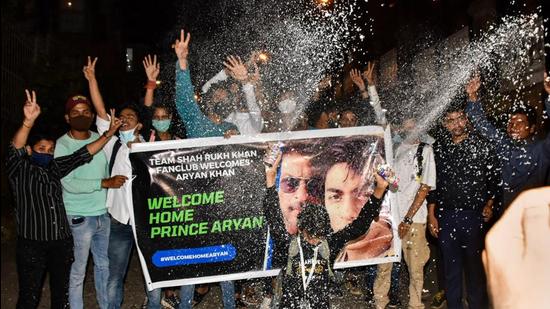Bollywood actor Shahrukh Khan fans celebrate outside 'Mannat' residence after his son Aryan Khan was granted bail by Bombay high court in Mumbai in the drugs case onThursday. (PTI) Bollywood actor Shahrukh Khan fans celebrate outside 'Mannat' residence after his son Aryan Khan was granted bail by Bombay high court in Mumbai in the drugs case onThursday. (PTI)