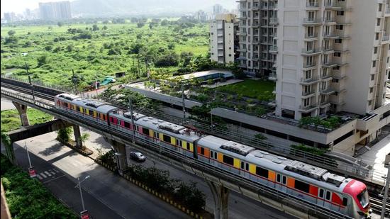 MMRDA officials described the decline in the use of public transport in MMR as a “danger signal” and “serious issue” which needed to be addressed immediately (HT PHOTO)