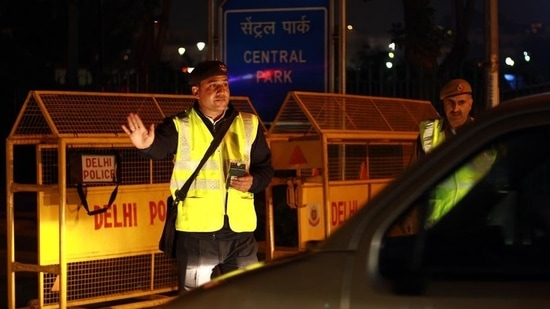 The plea said that according to the 2018 guidelines by Delhi Police, a mobile barricade installed in the night must have necessary fluorescent paint/reflective tapes and blinkers so that they are visible from far.(Shivam Saxena/ HT Photo)
