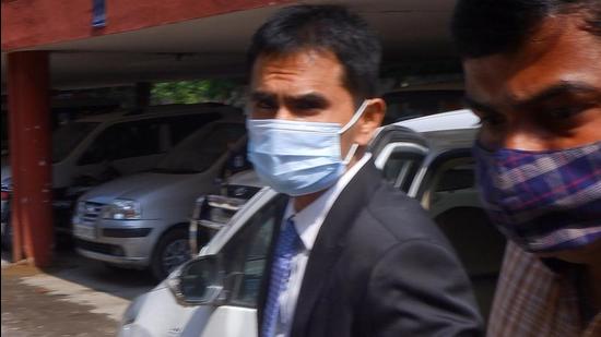 Mumbai Police’s team has begun an inquiry against Narcotics Control Bureau (NCB) zonal director Sameer Wankhede, based on the complaint of Prabhakar Sail, a panch witness in the Aryan Khan drugs case. Cops have summoned another controversial panch witness Manish Bhanushali, a NCB informer, to record his statement. (HT Photo)