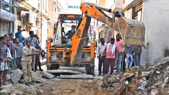 Residents suspect that the sewer lines had been damaged in the incident and the soil below the road had gradually eroded, which caused the Ludhiana road cave-in. (Gurpreet Singh/HT)