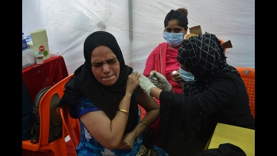 Maharashtra’s count of active Covid-19 cases on Thursday dropped to 18,748, down from the 19,480 on Wednesday and 22,981 on Tuesday. (HT PHOTO) Maharashtra’s count of active Covid-19 cases on Thursday dropped to 18,748, down from the 19,480 on Wednesday and 22,981 on Tuesday. (HT PHOTO)