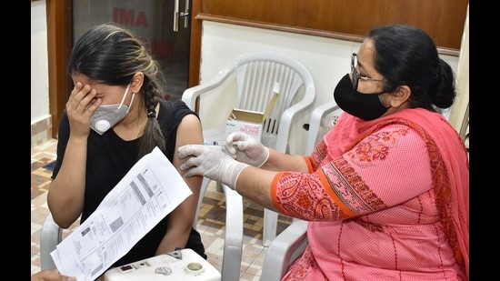 75,526 people are overdue for their second dose of Covid vaccine in Chandigarh. They have taken their first dose of vaccine from various healthcare facilities. (HT File Photo/ Representational image)