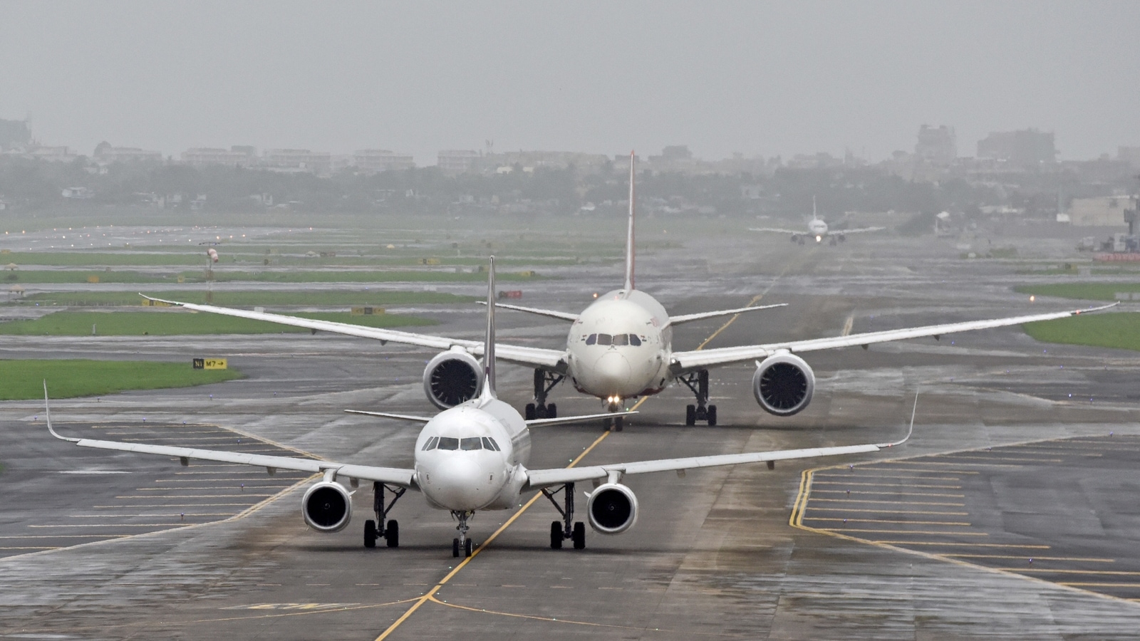 International Flight. Узбекский самолет в аэропорт Дели Индия. Обои на рабочий стол аэропорт Дели. Directorate General of Civil Aviation (Chile).