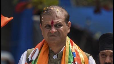 Mumbai BJP legislator Mihir Kotecha alleged that ₹100 crore was paid for reducing the blacklisting period so that the contractors could take part in the new tenders for road works worth ₹2,200 crore. (HT FILE) Mumbai BJP legislator Mihir Kotecha alleged that ₹100 crore was paid for reducing the blacklisting period so that the contractors could take part in the new tenders for road works worth ₹2,200 crore. (HT FILE)