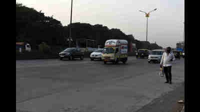 Turbhe residents will not have to risk their lives crossing the busy Sion-Panvel Highway as the PWD plans to develop a FOB in the area. (BACHCHAN KUMAR/HT PHOTO) Turbhe residents will not have to risk their lives crossing the busy Sion-Panvel Highway as the PWD plans to develop a FOB in the area. (BACHCHAN KUMAR/HT PHOTO)