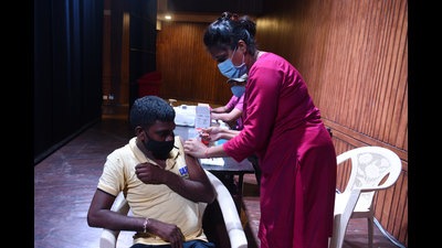 According to Navi Mumbai Municipal Corporation pendency list, 85,897 beneficiaries are yet to take their second vaccination dose. (BACHCHAN KUMAR/HT FILE PHOTO) According to Navi Mumbai Municipal Corporation pendency list, 85,897 beneficiaries are yet to take their second vaccination dose. (BACHCHAN KUMAR/HT FILE PHOTO)