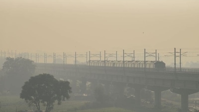 Delhi recorded a 24-hour average air quality index (AQI) reading of 283 (poor) on Friday, (Amal KS/Hindustan Times) Delhi recorded a 24-hour average air quality index (AQI) reading of 283 (poor) on Friday, (Amal KS/Hindustan Times)