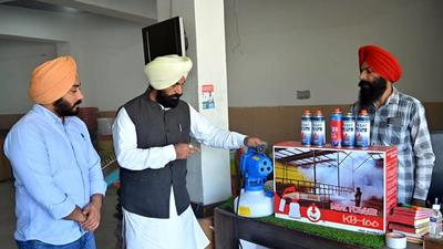 Kulwant Sidhu commenced fogging in the area by buying four handy fogging machines. (HT Photo) Kulwant Sidhu commenced fogging in the area by buying four handy fogging machines. (HT Photo)
