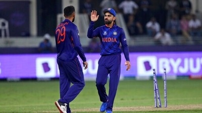 Indian cricket captain Virat Kohli, right, speaks with teammate India's Varun Chakravarthy after an unsuccessful attempt to run-out Pakistan's Mohammad Rizwan during the Cricket Twenty20 World Cup match between India and Pakistan in Dubai, UAE, Sunday, Oct. 24, 2021. (AP)