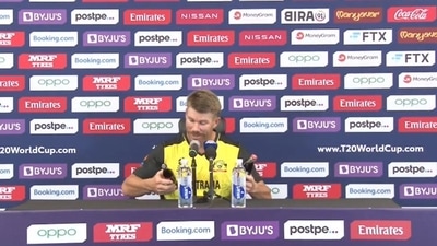 David Warner recreates Ronaldo’s $5.2 billion stunt during T20 World Cup press conference (Twitter grab)
