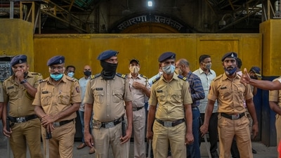 Police stand guard outside the Arthur Road Jail (Photo by Punit PARANJPE / AFP) (AFP) Police stand guard outside the Arthur Road Jail (Photo by Punit PARANJPE / AFP) (AFP)