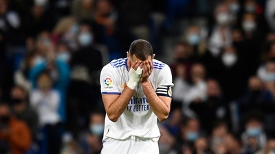 Real Madrid's Karim Benzema reacts during a Spanish La Liga soccer match between Real Madrid and Osasuna at the Santiago Bernabeu stadium in Madrid, Spain, Wednesday Oct. 27, 2021. (AP Photo/Jose Breton) (AP)