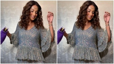 Assisted by hairstylist and makeup artist Shraddha Mishra, Bipasha accessorised her look for the Halloween party with a glittery gold band on her forehead to give the pictures all the “Disco” vibes. (Instagram/@bipashabasu) Assisted by hairstylist and makeup artist Shraddha Mishra, Bipasha accessorised her look for the Halloween party with a glittery gold band on her forehead to give the pictures all the “Disco” vibes. (Instagram/@bipashabasu)