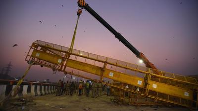 Delhi police remove barricades at Ghazipur border on NH-9, on Friday. (Raj K Raj/Hindustan Times) Delhi police remove barricades at Ghazipur border on NH-9, on Friday. (Raj K Raj/Hindustan Times)