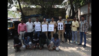 Manpada police in Dombivli with the five arrested accused in 11 house break-ins, vehicle thefts and mobile/chain snatching cases in the area. (RISHIKESH CHOUDHARY/HT PHOTO)