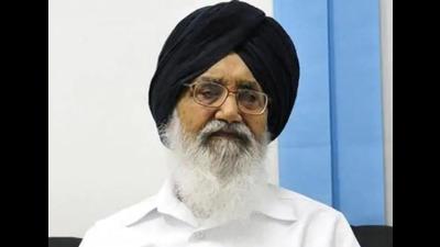 Former Punjab chief minister Parkash Singh Badal has been summoned by a Hoshiarpur court on November 28 in connection with the Shiromani Akali Dal constitution forgery case. (HT file photo) Former Punjab chief minister Parkash Singh Badal has been summoned by a Hoshiarpur court on November 28 in connection with the Shiromani Akali Dal constitution forgery case. (HT file photo)