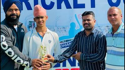 Sargun being felicitated with the man of the match award. (HT Photo) Sargun being felicitated with the man of the match award. (HT Photo)