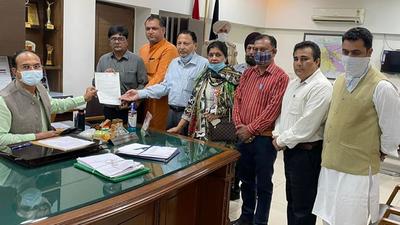 BJP leaders handing over the memorandum to deputy commissioner Varinder Kumar in Ludhiana on Friday. (Harsimar Pal Singh/HT)