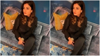 Raveena wore her coloured shoulder-length tresses open in wavy curls around her shoulders. (Instagram/@officialraveenatandon) Raveena wore her coloured shoulder-length tresses open in wavy curls around her shoulders. (Instagram/@officialraveenatandon)