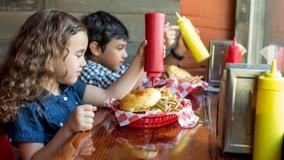 Kids love fast food — adults do, too — but toxic chemicals may be getting into burgers via vinyl gloves used in food preparation (picture alliance / Bildagentur-online/Blend Images) Kids love fast food — adults do, too — but toxic chemicals may be getting into burgers via vinyl gloves used in food preparation (picture alliance / Bildagentur-online/Blend Images)