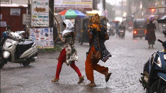 In Pune as well thunderstorms and lighting along with rainfall is likely in the first week of November, as per India Meteorological Department (IMD). (HT FILE PHOTO)