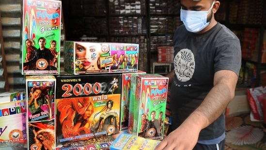 There have been several instances of people linking the ban to restrictions posed on Hindus since firecrackers have come to be an integral part of how Diwali is celebrated. (HT PHOTO.)