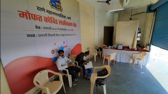 A vaccination centre Thane wears a deserted look on Friday. Thane Municipal Corporation’s special vaccination drive in Mumbra gets poor response. (PRAFUL GANGURDE/HT PHOTO)