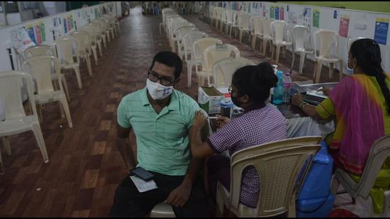 The BMC has allowed reducing the gap for the second dose of Covishield to 28 days for citizens travelling abroad against the requisite period of 84 days. (HT PHOTO)