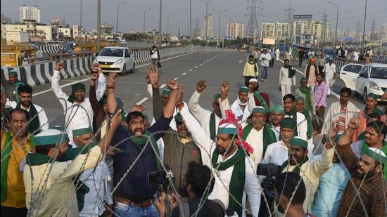 Farmers raise slogans as police remove barricades from the farmers' protest site at Ghazipur border in New Delhi, Friday. (REPRESENTATIONAL IMAGE/PTI)