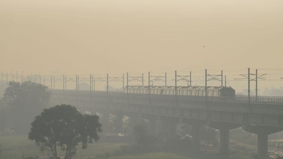 Delhi recorded a 24-hour average air quality index (AQI) reading of 283 (poor) on Friday, (Amal KS/Hindustan Times)