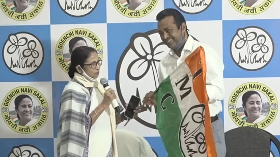 Leander Paes joined the TMC in Goa in the presence of party chief Mamata Banerjee.(Screenshot from TMC's livestream on Facebook)