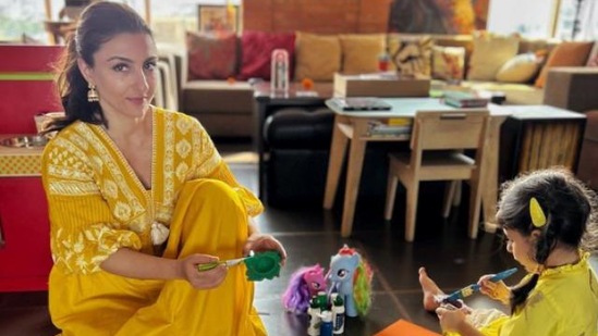 Soha Ali Khan shares a glimpse of her Diwali preparation with daughter Inaaya Naumi Kemmu (Instagram)