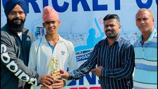 Sargun being felicitated with the man of the match award. (HT Photo)
