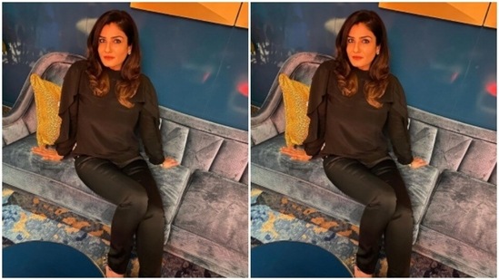 In eyeliner, kohl eyes, drawn eyebrows, mascara-laden eyelashes, contoured cheeks and a shade of nude lipstick, Raveena made fashion traffic stop.(Instagram/@officialraveenatandon)