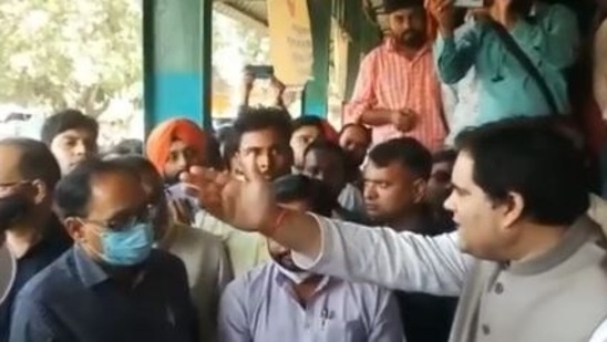 Farmers setting their crops on fire in a shame for the UP government, Varun Gandhi said,&nbsp;