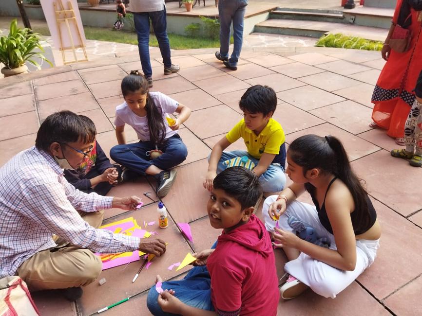 Besides shopping, this market also has pottery, kite making and toy making sessions for visitors. Besides shopping, this market also has pottery, kite making and toy making sessions for visitors.