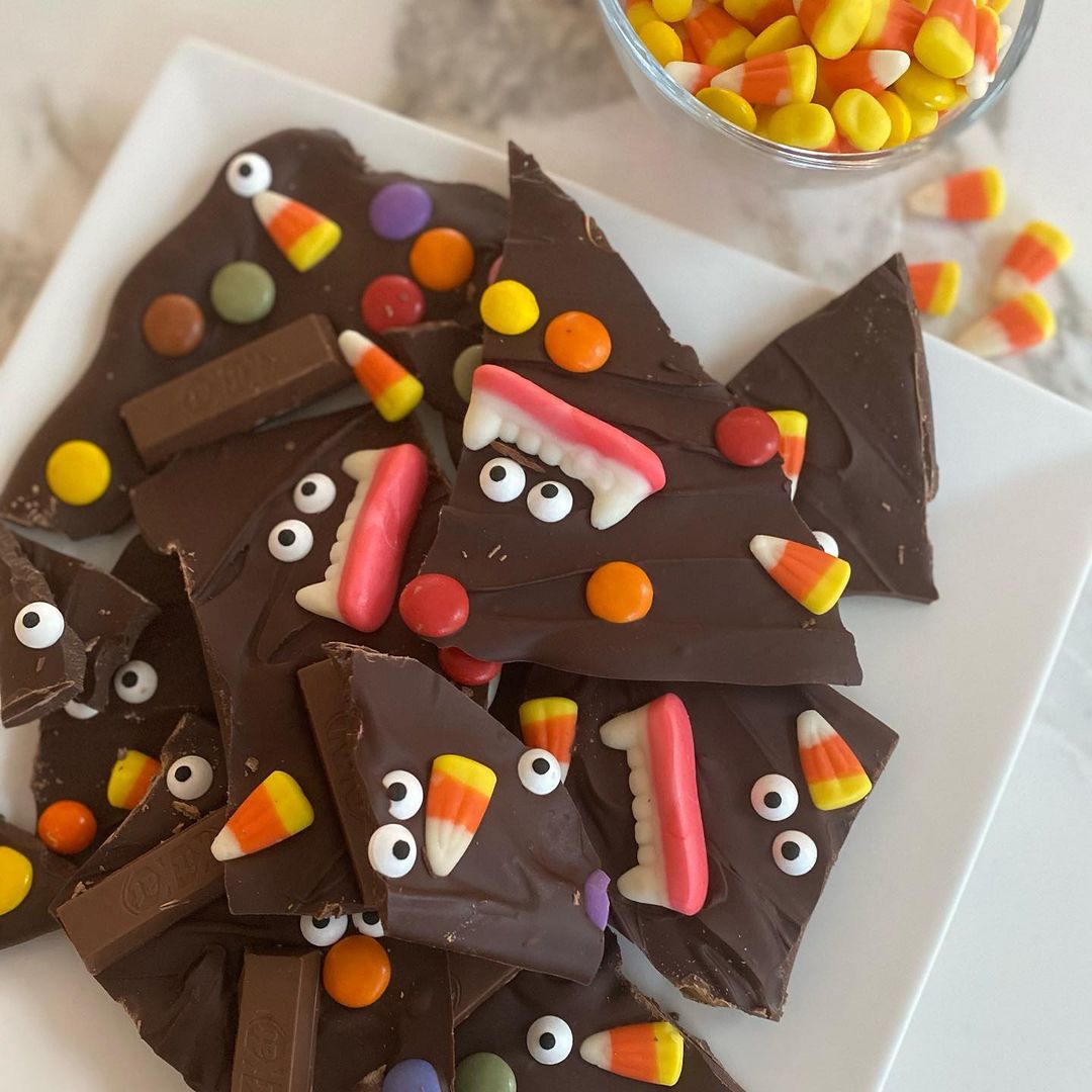 Halloween Chocolate Bark (Lysie Rachel, Instagram/lifewithlysie) Halloween Chocolate Bark (Lysie Rachel, Instagram/lifewithlysie)