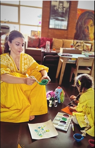 Soha Ali Khan shares a glimpse of her Diwali preparation with daughter Inaaya Naumi Kemmu(Instagram)