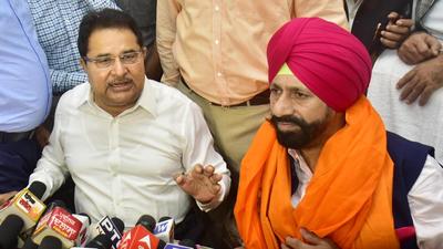 Punjab deputy chief minister OP Soni briefing mediapersons about the dengue outbreak, in Amritsar on Saturday. (Sameer Sehgal/HT) Punjab deputy chief minister OP Soni briefing mediapersons about the dengue outbreak, in Amritsar on Saturday. (Sameer Sehgal/HT)