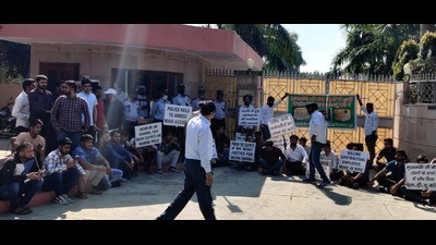 Family of the deceased gardener protesting outside the MDU V-C’s office in Rohtak on Saturday. (HT Photo)