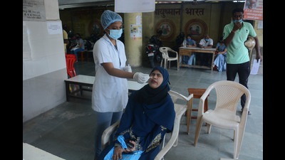 A resident gets tested in Thane. With increased testing, the daily positivity rate falls to 1.92% in Thane ahead of Diwali. (PRAFUL GANGURDE/HT FILE PHOTO) A resident gets tested in Thane. With increased testing, the daily positivity rate falls to 1.92% in Thane ahead of Diwali. (PRAFUL GANGURDE/HT FILE PHOTO)