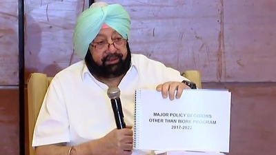 Former Punjab chief minister Amarinder Singh addresses a press conference, in Chandigarh on Wednesday.(ANI Photo) (ANI) Former Punjab chief minister Amarinder Singh addresses a press conference, in Chandigarh on Wednesday.(ANI Photo) (ANI)