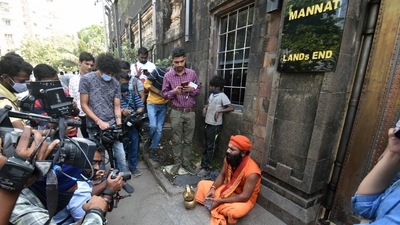 A sadhu prays for Aryan Khan's future outside Bollywood actor Shah Rukh Khan's Bungalow 'Mannat', in Mumbai on Saturday. (ANI Photo) A sadhu prays for Aryan Khan's future outside Bollywood actor Shah Rukh Khan's Bungalow 'Mannat', in Mumbai on Saturday. (ANI Photo)