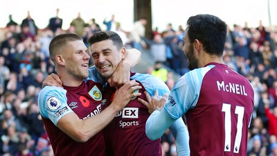 Anniversary gift for Dyche as Burnley wins 1st Premier League game (AP)