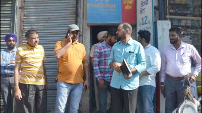 Police outside the Muthoot Fincorp’s Sundar Nagar branch in Ludhiana on Saturday. (Gurpreet Singh/Hindustan Times) Police outside the Muthoot Fincorp’s Sundar Nagar branch in Ludhiana on Saturday. (Gurpreet Singh/Hindustan Times)