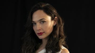 RED NOTICE - (Pictured) Gal Gadot. Cr: Frank Masi/NETFLIX © 2021 (Frank Masi/NETFLIX) RED NOTICE - (Pictured) Gal Gadot. Cr: Frank Masi/NETFLIX © 2021 (Frank Masi/NETFLIX)