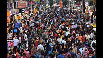 Citizens crowd Dadar market for Diwali shopping, on Saturday. (Satish Bate/HT PHOTO) Citizens crowd Dadar market for Diwali shopping, on Saturday. (Satish Bate/HT PHOTO)