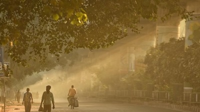 On Saturday, a switch in the wind direction, coupled with relatively stronger local winds, prevented pollution levels from spiking. (Sanchit Khanna/HT) On Saturday, a switch in the wind direction, coupled with relatively stronger local winds, prevented pollution levels from spiking. (Sanchit Khanna/HT)